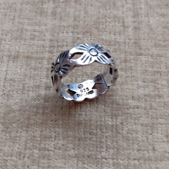.925 Silver Flower Band Ring - Picture 3 of 7